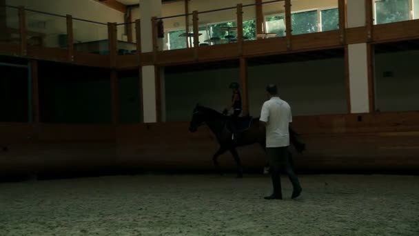 Jong meisje opleiding voor professionele jockey — Stockvideo