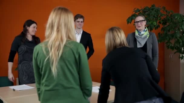 Fiatal üzleti alkalmazottak megoldása lapok találkozó — Stock videók