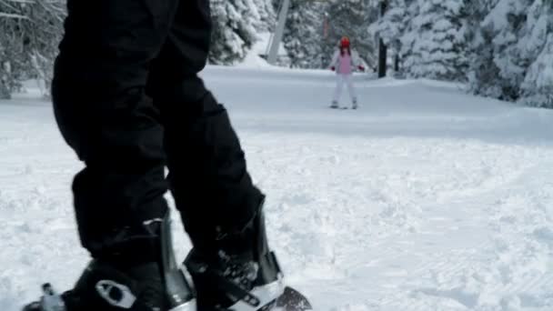Сноубордистка и девушка-подросток наслаждаются зимним временем — стоковое видео