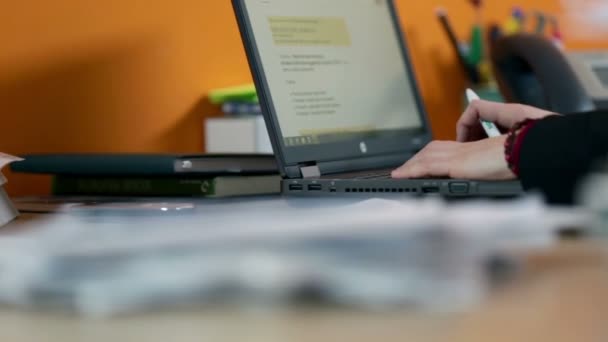 Κοντινό πλάνο Γραμματέας πληκτρολογώντας στον υπολογιστή κάνοντας ένα τηλεφώνημα — Αρχείο Βίντεο