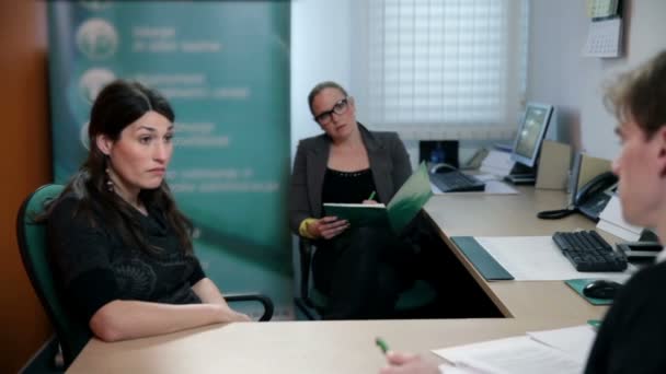 Plan moyen sur PDG et secrétaire parlant à l'employé 