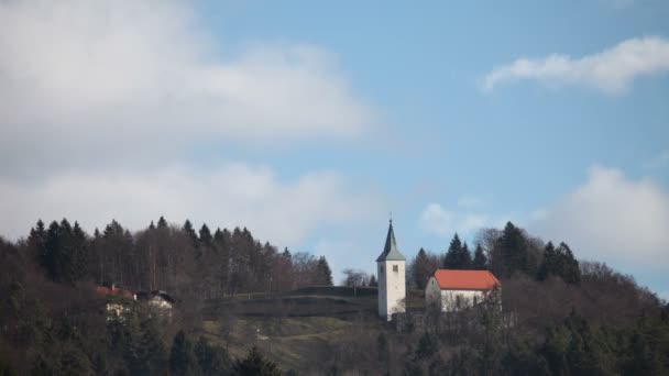 Iglesia en una colina en el bosque — Vídeo de stock