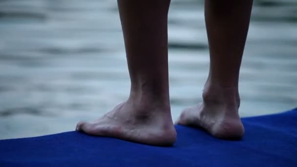 Young man standing on base, jumping in lake — Stock Video