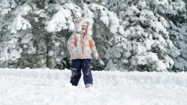 Malá holčička se těší na sněhu v zimním období — Stock video