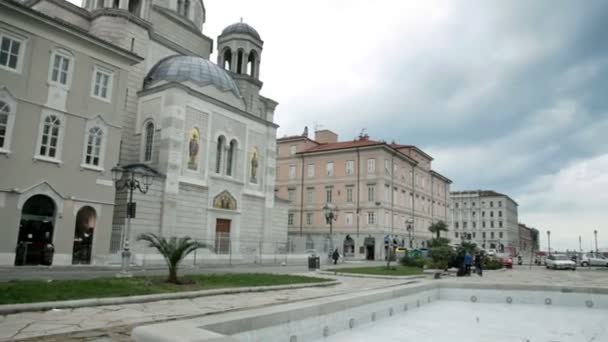 Ciudad cerca del mar en Italia y antigua arhitectura en Trieste Italia — Vídeos de Stock