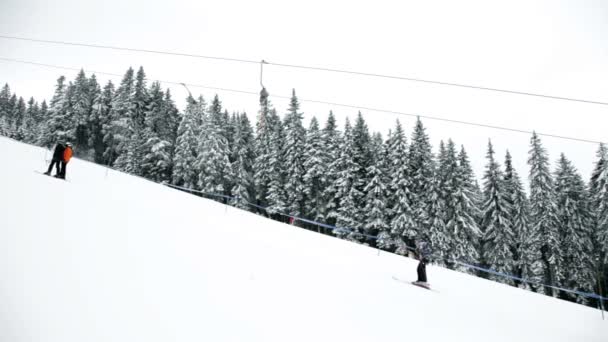 Pista de esquí idílica y teleférico con la gente — Vídeo de stock