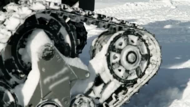 Motorschlitten im Schnee genauer betrachten — Stockvideo