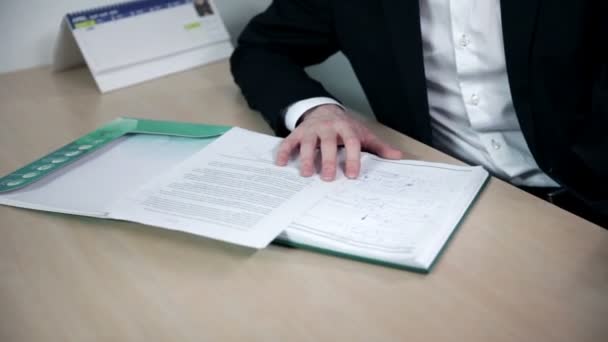 Young businessman writing down meeting information — Stock Video