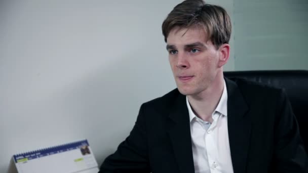 Jonge zakenman het neerschrijven van informatie — Stockvideo