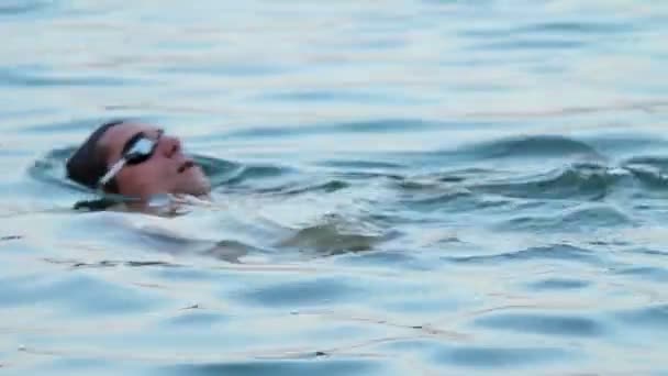 Moscular man swimming crawl in the lake — Stock Video