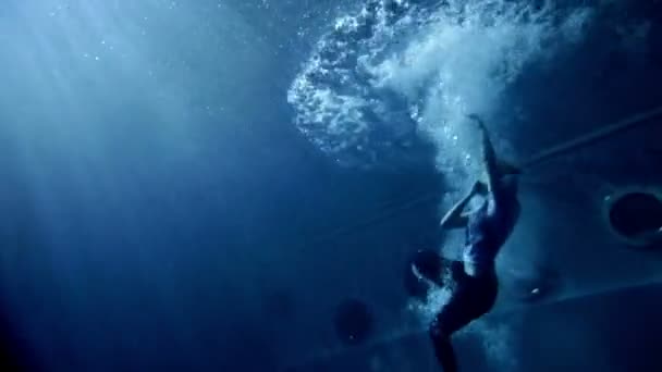 Mladá, krásná žena v šatech, plavání pod vodou — Stock video