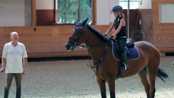 Ung flicka utbildning för professionell jockey — Stockvideo