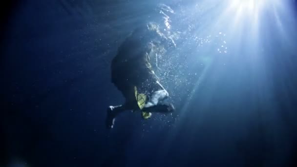 Vrouw zwemmen onder water in lang gele jurk — Stockvideo