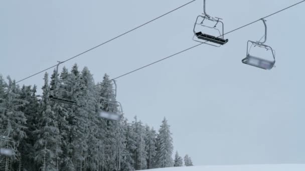 Nauwere weergave van de kabelbaan in de idyllische winter — Stockvideo