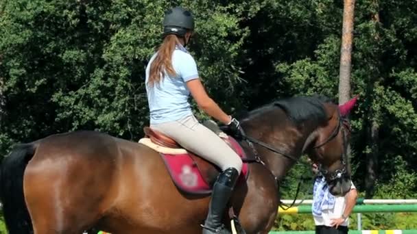 Mulher jockey falando com treinador — Vídeo de Stock