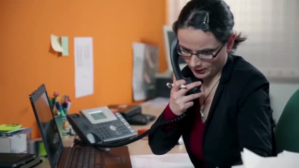 Secreterian wordt erg druk op de telefoon en het zoeken van documenten — Stockvideo
