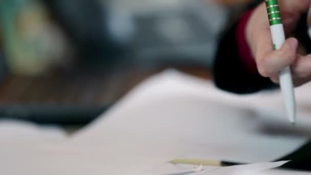 Secrétaire à la recherche de documents 