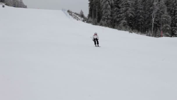 Joven esquiador disfrutando esquiando en un hermoso invierno — Vídeo de stock