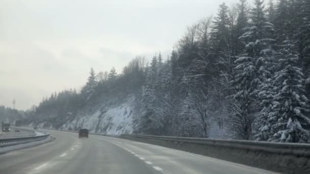 Дорога и вождение по шоссе в зимнее время — стоковое видео