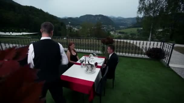 Junges Paar wird mit Abendessen serviert — Stockvideo