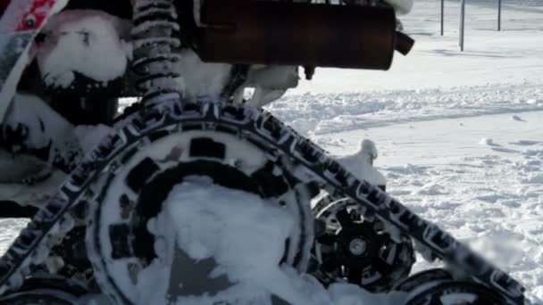 Una mirada más cercana al trineo de motor en la nieve — Vídeos de Stock