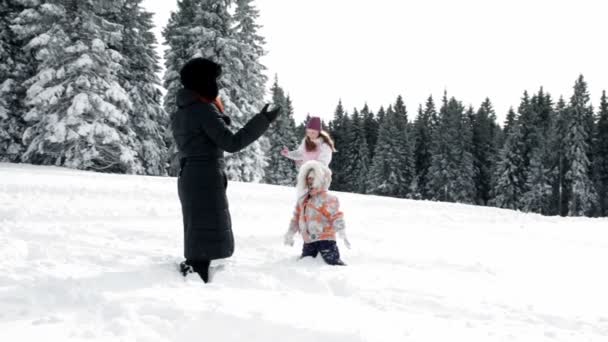 Madre y dos niños disfrutando en la nieve en idilio — Vídeos de Stock