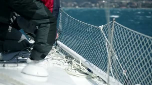 Segler auf Segelboot bereitet sich auf Wettkampf vor — Stockvideo