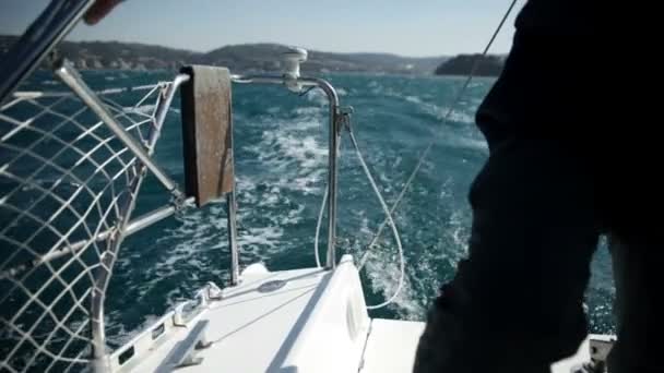 Momento emocionante de navegación en un día ventoso y soleado — Vídeos de Stock