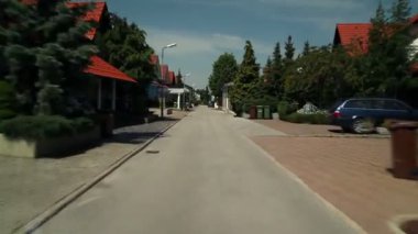 Araba plaka sürüş boş sokak aracılığıyla ile sürüş
