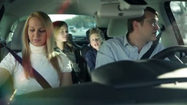 Çocuklar eğleniyor arabayı kullanan veliler ise arabanın arkasında