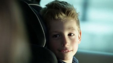 kardeş aile tatil için devam ederken bir otomobilin arka koltuğunda