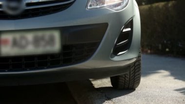 araba lastikleri kaldırımdan sürücü