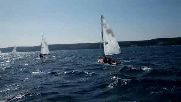 Wettkampfsegelboote im weiten welligen Meer — Stockvideo
