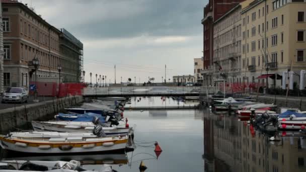 Shot van een plaats (town) in de buurt van zee in Italië — Stockvideo