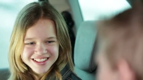 Conducir en familia mientras los niños en los asientos traseros están sorprendidos por algo — Vídeos de Stock