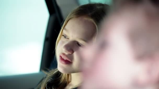 Девушка на заднем сидении автомобиля — стоковое видео