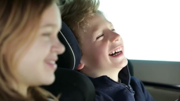 Young brother teases sister in car while family traveling — Stock Video