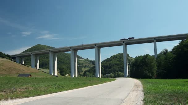 Bilar som kör över enorma viadukten — Stockvideo