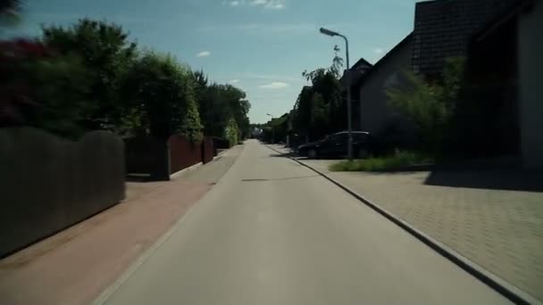 Conducir con el coche a través de la calle vacía placa de conducción — Vídeos de Stock