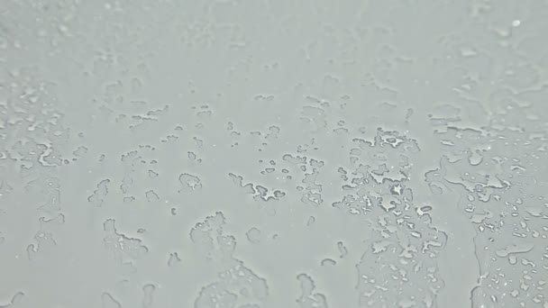 Pulverización de agua en el vidrio del parabrisas — Vídeos de Stock