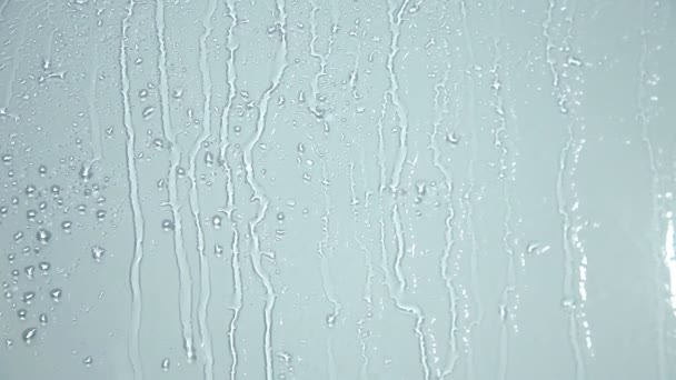 Pulverización de agua en el vidrio del parabrisas — Vídeo de stock
