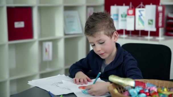 Young boy drawing in kindergarten — Stock Video