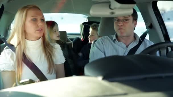 Familia en coche en busca de lugar de vacaciones — Vídeo de stock