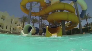 havuzda su altında gidecek