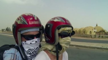 Mısır'daki motor üzerinde sürüş maskeleri ile iki kişi