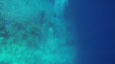 dalgıçlar derin deniz suyu akan büyük hava kabarcıkları ile