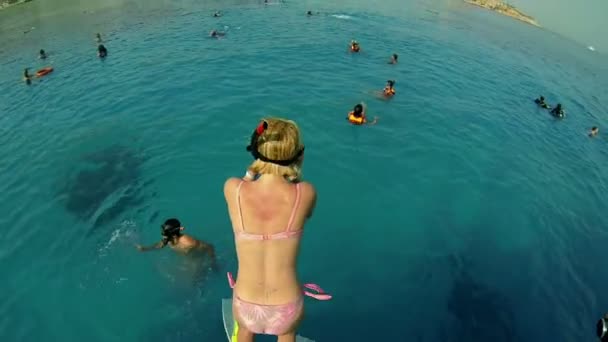 ジャンプするには海の上から撮影の女性 — ストック動画