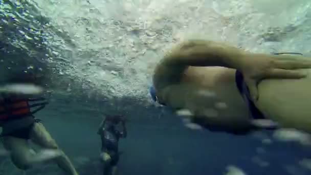 Pessoas pulando para dentro de água fazendo um monte de bolhas — Vídeo de Stock