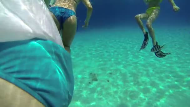 Disparos en la parte inferior del cuerpo en el mar — Vídeo de stock