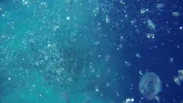 Pequenas bolhas de ar no mar — Vídeo de Stock